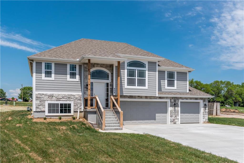 24653 Evans Rd, Tonganoxie, KS 66086