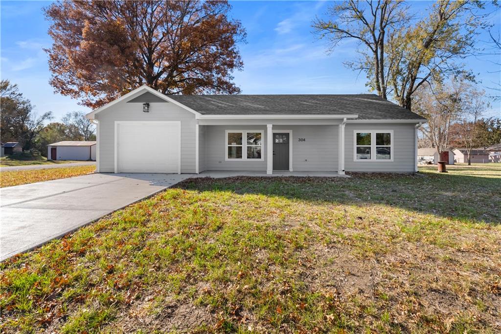 304 N Mulberry St, Adrian, MO 64720