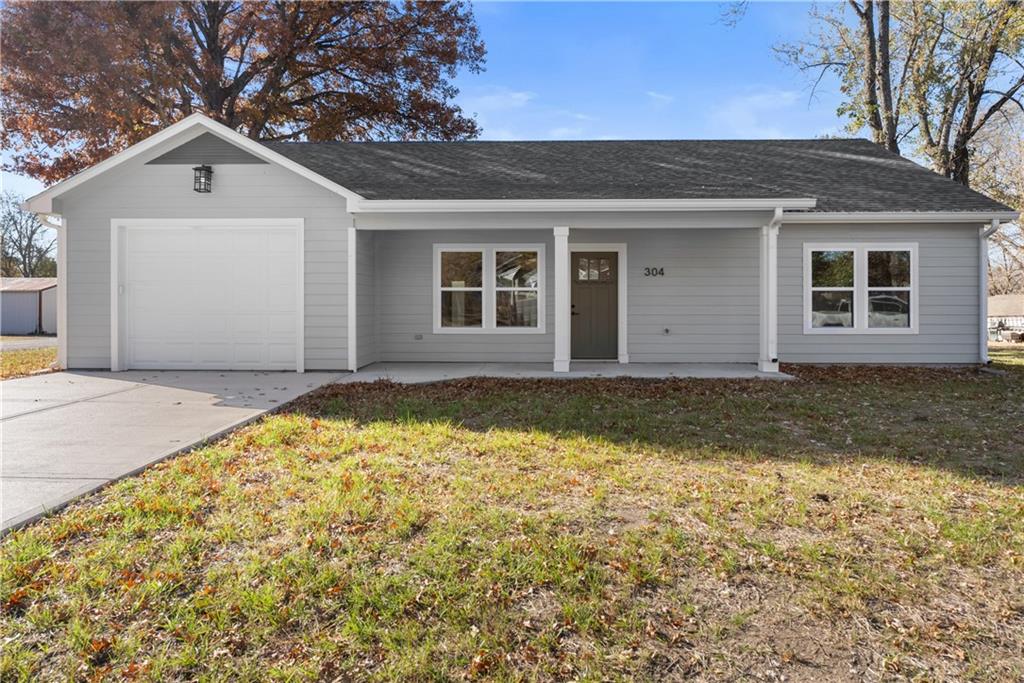 304 N Mulberry St, Adrian, MO 64720