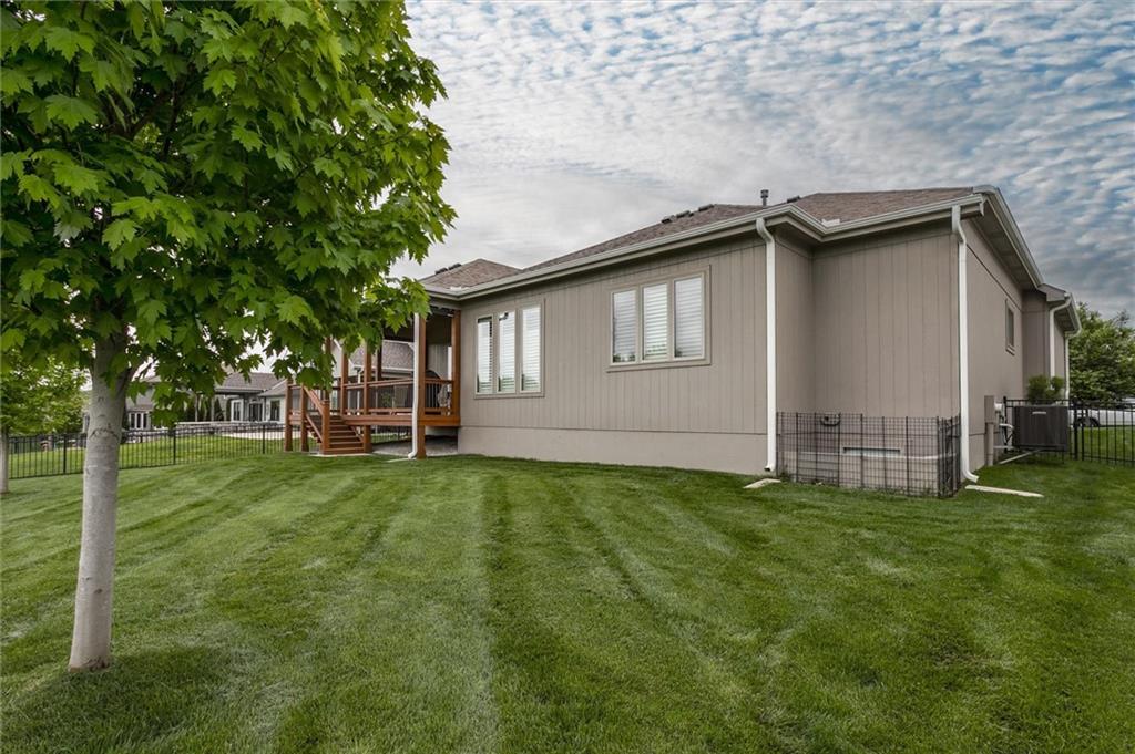 6031 Lakecrest Dr, Shawnee, KS 66218
