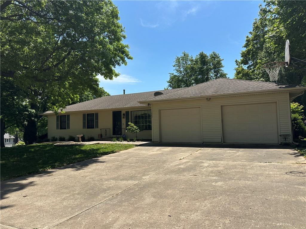 1803 Clearview Dr, Lexington, MO 64067