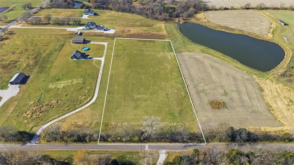 13716 Gammon Rd, Lake Lotawana, MO 64086