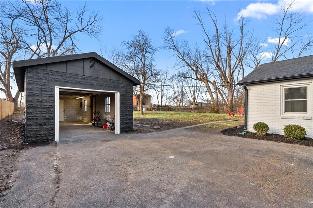 2018 James Downey Rd, Independence, MO 64057