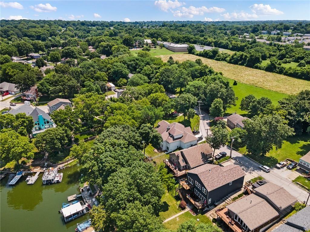 90 Beach Dr, Lake Tapawingo, MO 64015