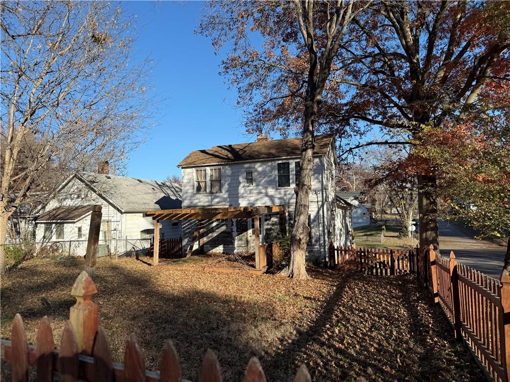 936 Columbia Ave, Leavenworth, KS 66048