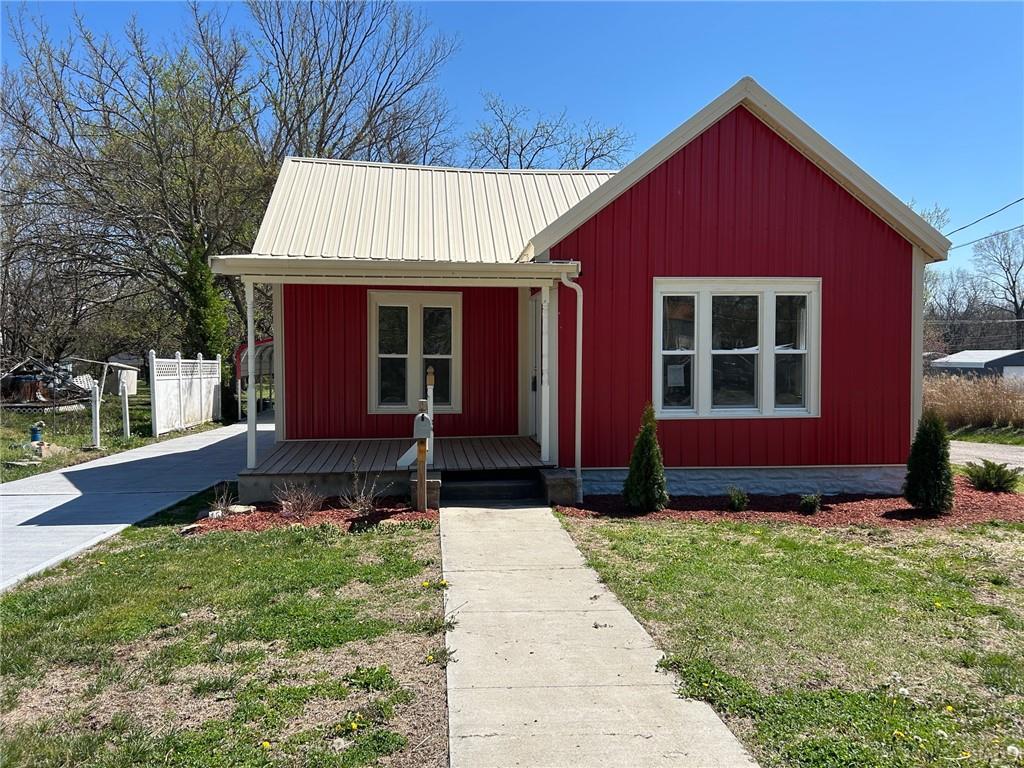 607 S Pine St, Holden, MO 64040