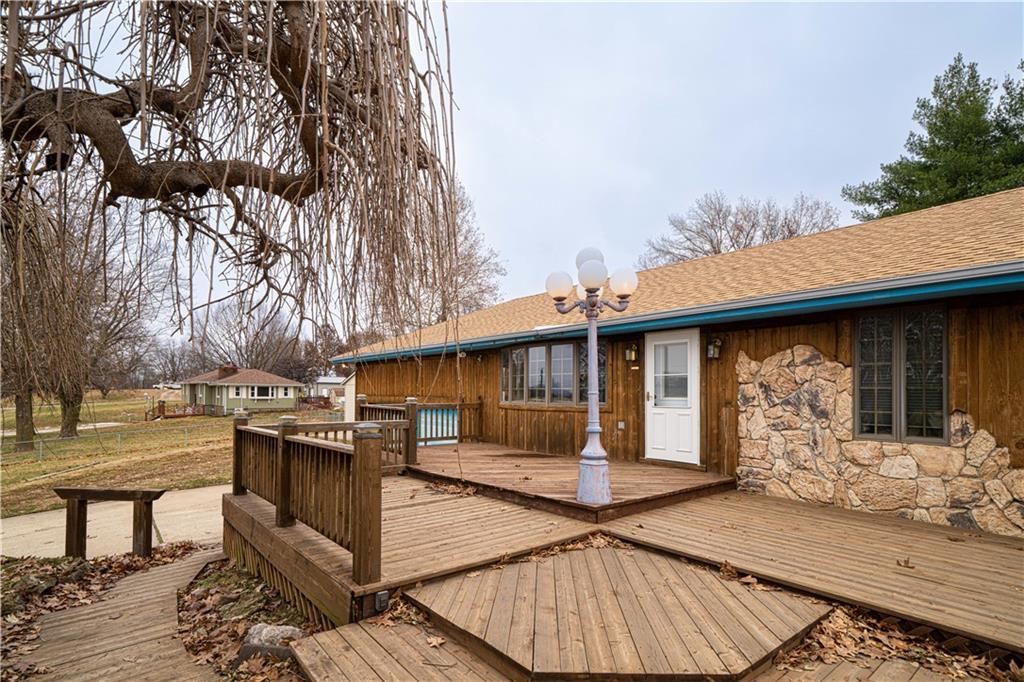 1402 SE Moore Rd, St Joseph, MO 64504