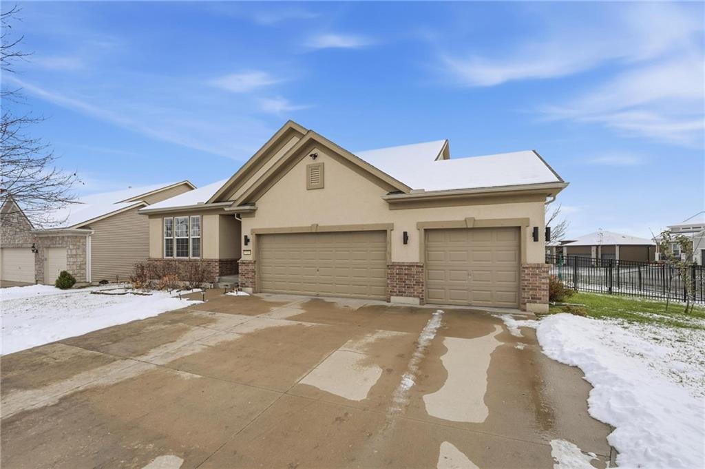 1021 SW Cheshire Dr, Lee's Summit, MO 64083