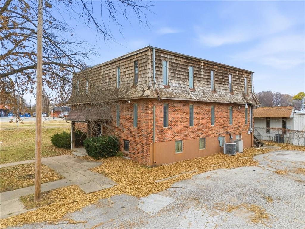 1977 N 77th St, Kansas City, KS 66112