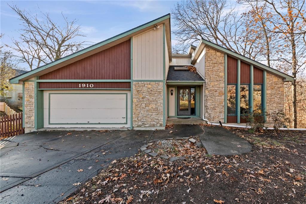 1910 NW 45th St, Riverside, MO 64150