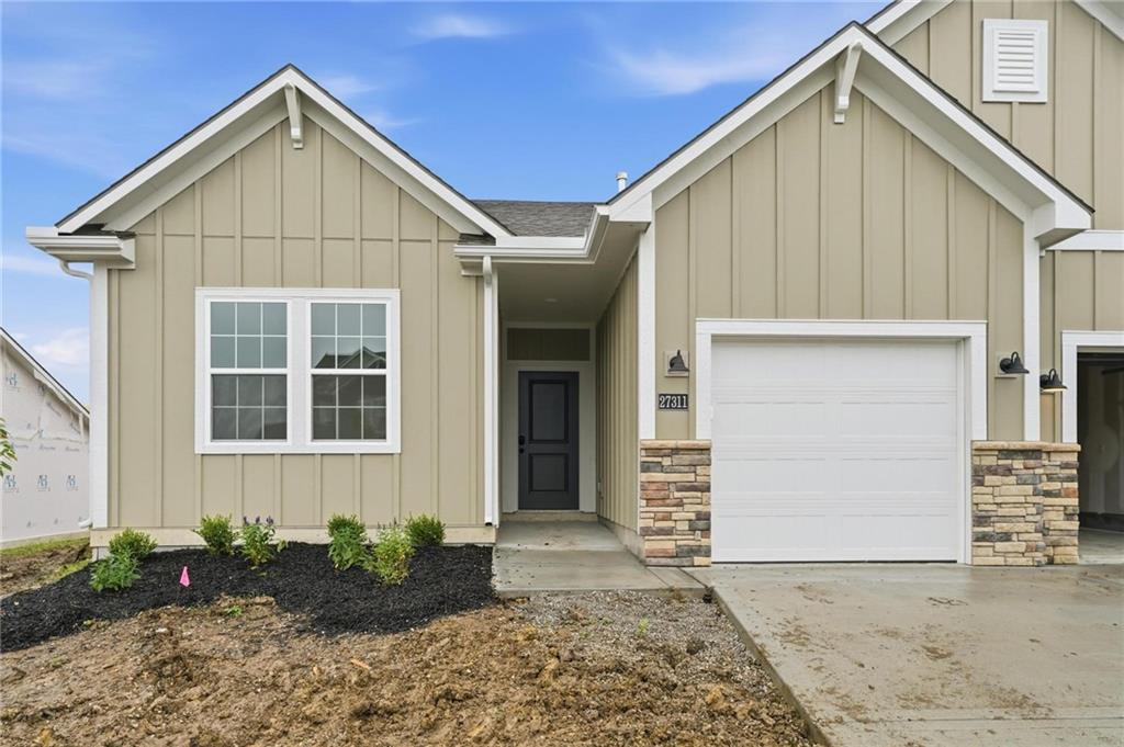 27313 Acacia Dr, Lee's Summit, MO 64086