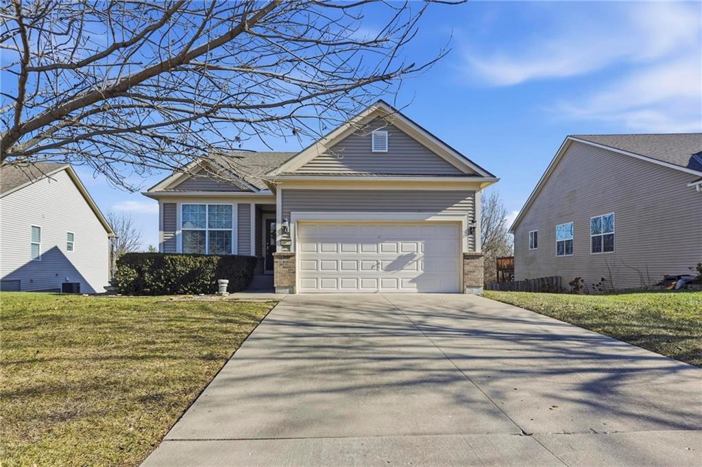 4821 SW Davis Dr, Lee's Summit, MO 64083