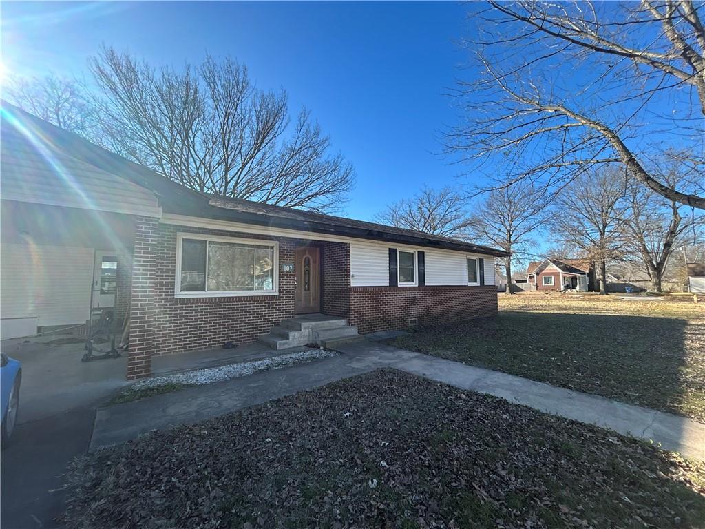 107 W 7th St, Caney, KS 67333
