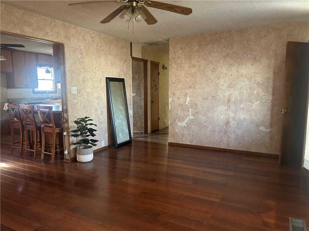 107 W 7th St, Caney, KS 67333