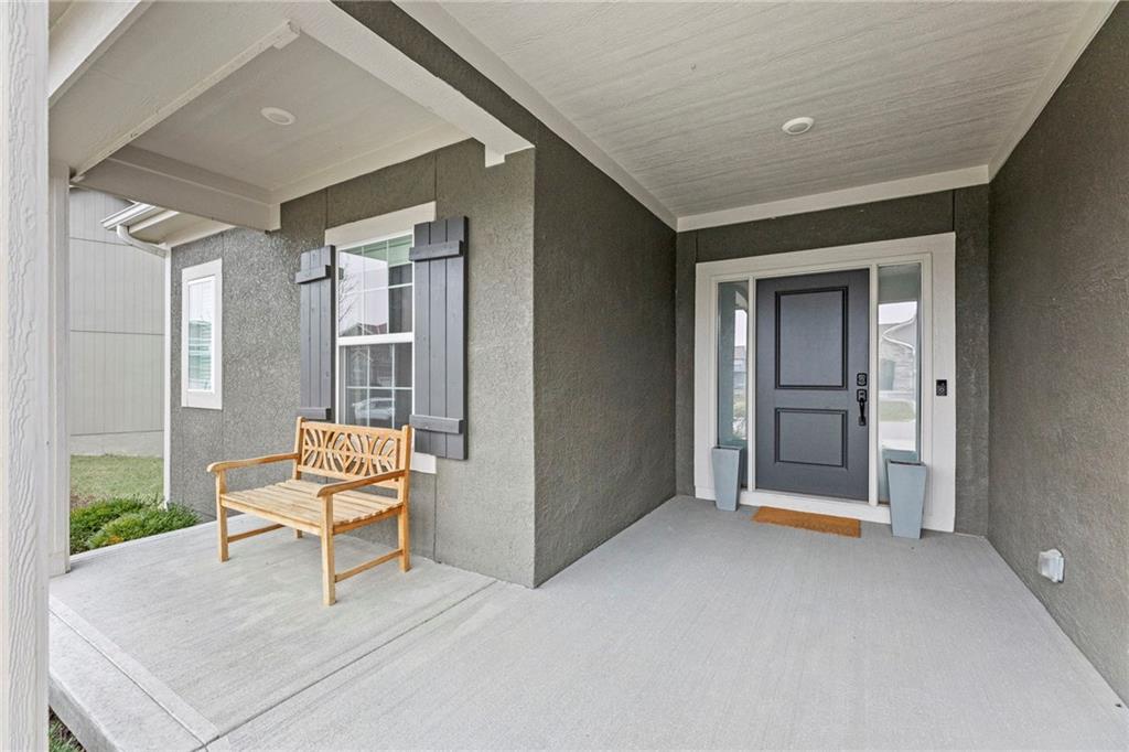 140 Briar Valley Ln, Blue Springs, MO 64064