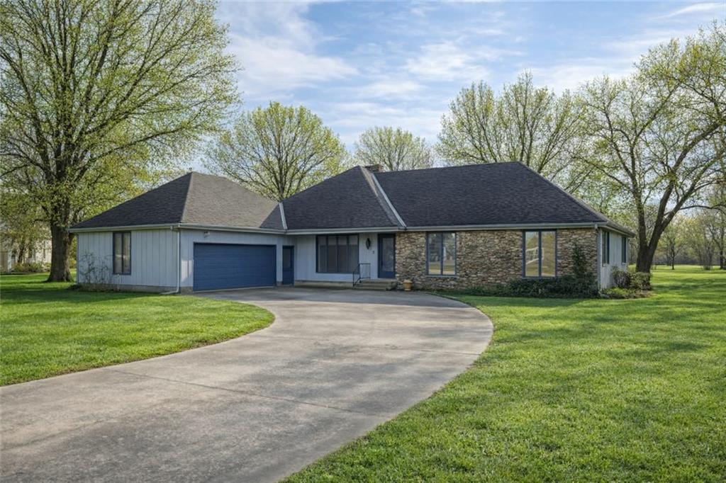 603 Lakeside Ct, Girard, KS 66743
