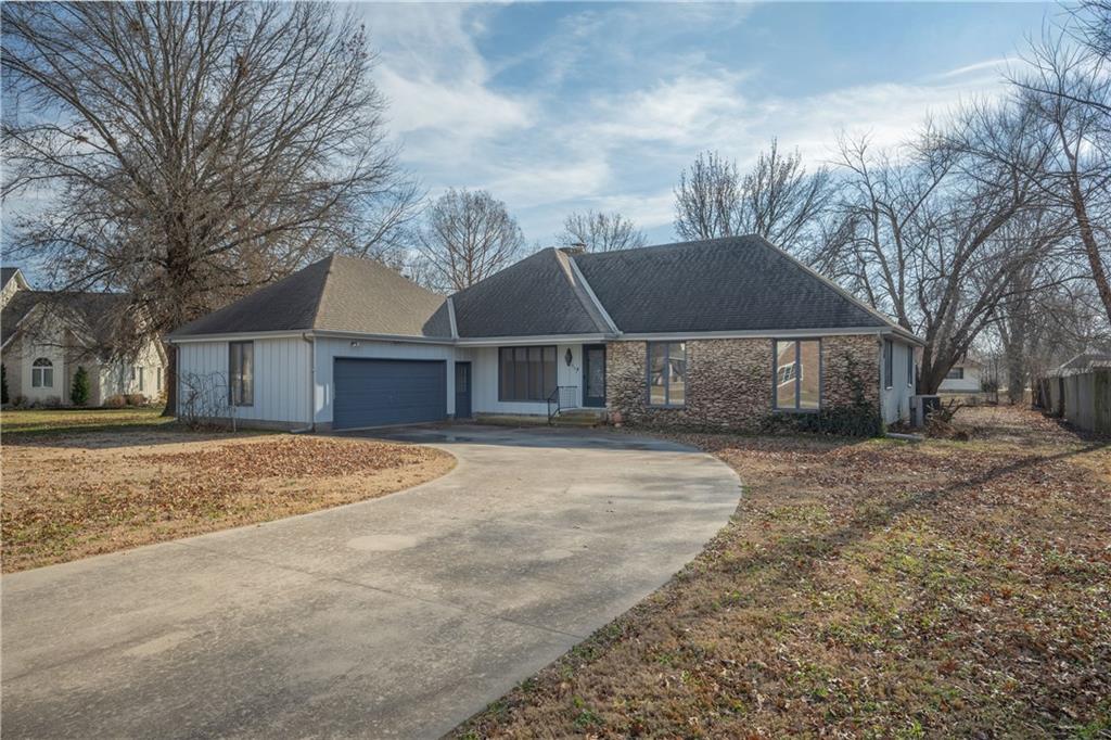 603 Lakeside Ct, Girard, KS 66743