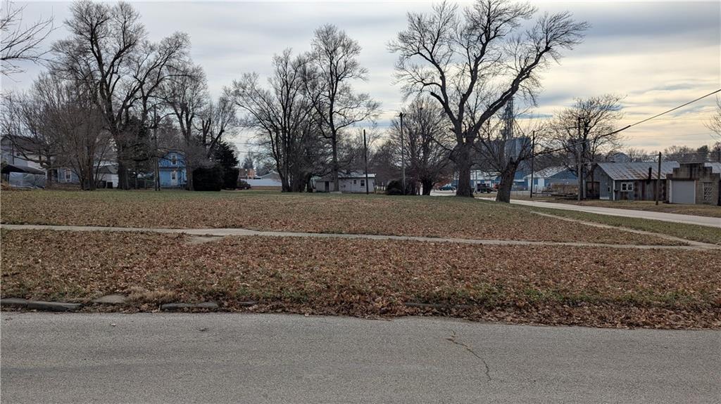 815 Shawnee St, Hiawatha, KS 66434