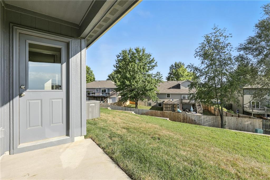 466 Rock Creek Dr, Tonganoxie, KS 66086