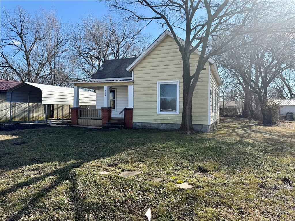604 E 6th St, Altamont, KS 67330