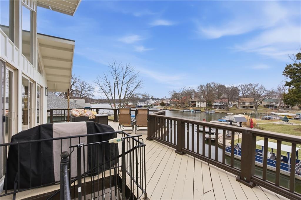 33 Anchor Dr, Lake Tapawingo, MO 64015
