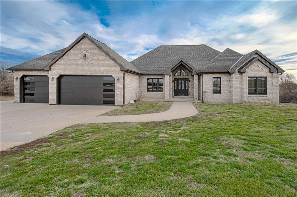 16294 Eastlake Dr, Lexington, MO 64067