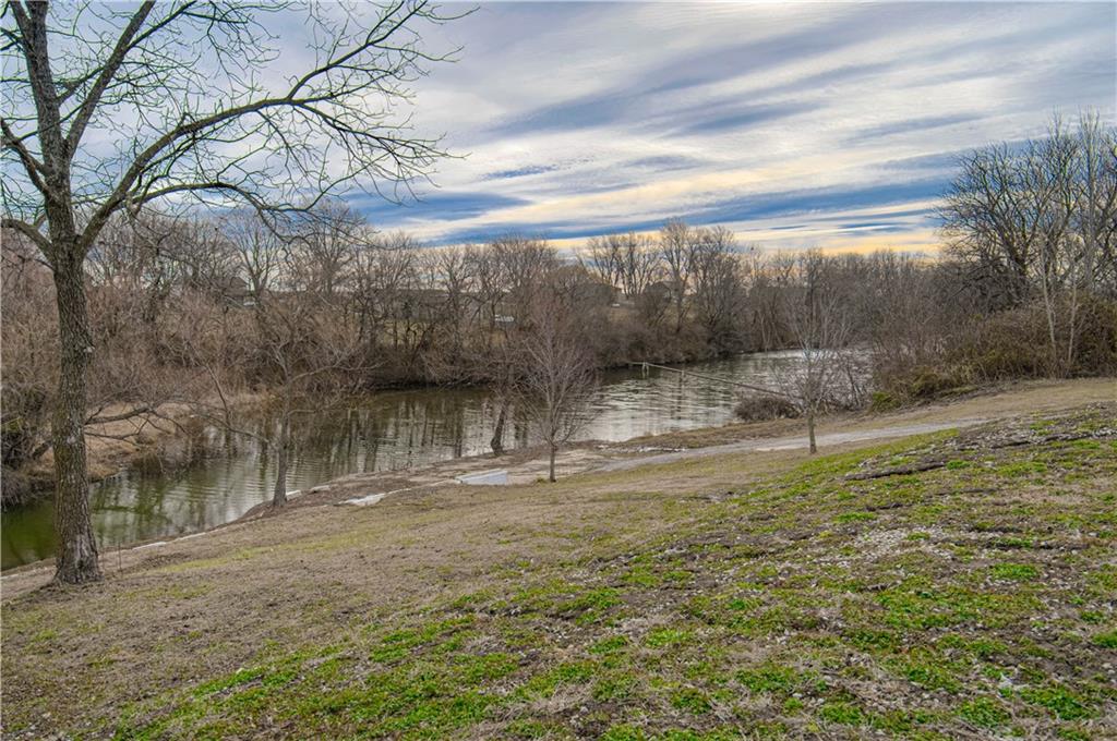 16294 Eastlake Dr, Lexington, MO 64067