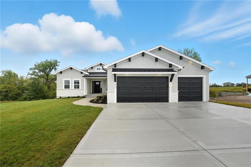 4432 Tee Box Dr, Basehor, KS 66007