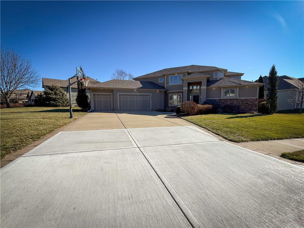 1427 Young Cir, Raymore, MO 64083
