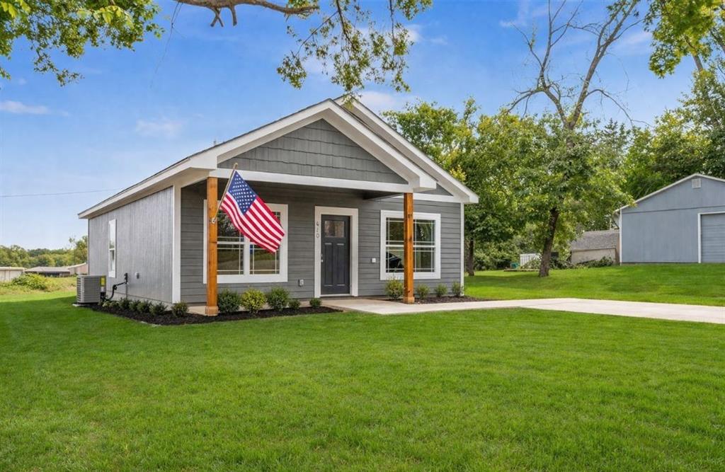 216 W 4th St, Pomona, KS 66076