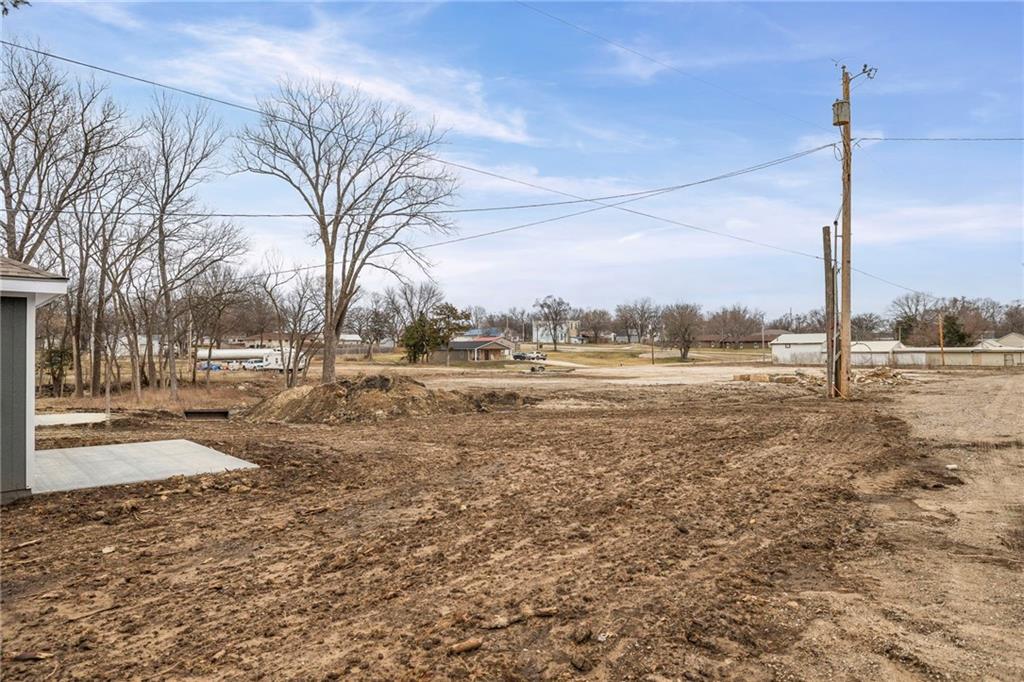 216 W 4th St, Pomona, KS 66076
