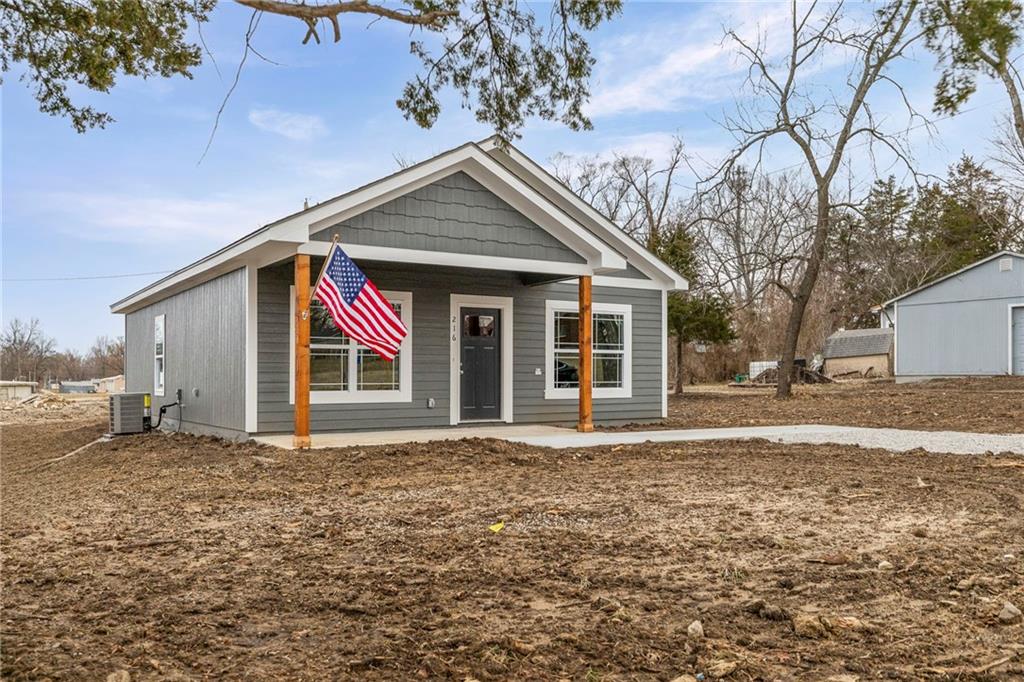 216 W 4th St, Pomona, KS 66076