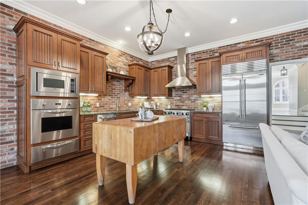 212 W 50th St, Kansas City, MO 64112