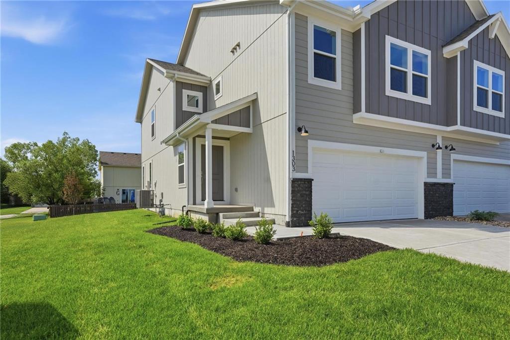 1303 S 4th St E, Louisburg, KS 66053