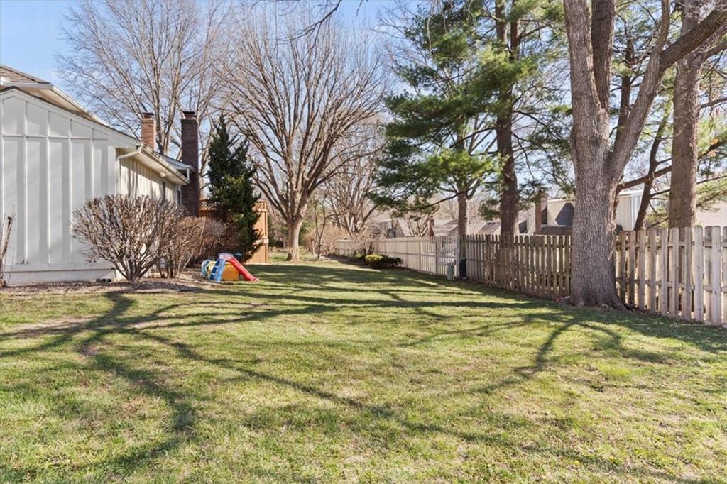 8113 W 99th St, Overland Park, KS 66212