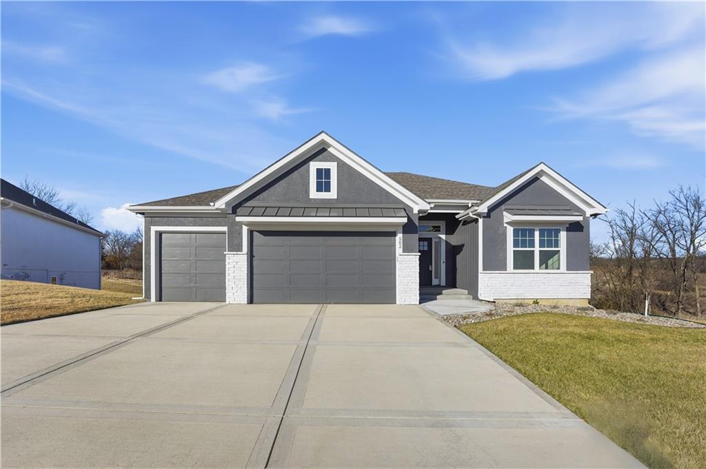 502 E 7th St, Smithville, MO 64089