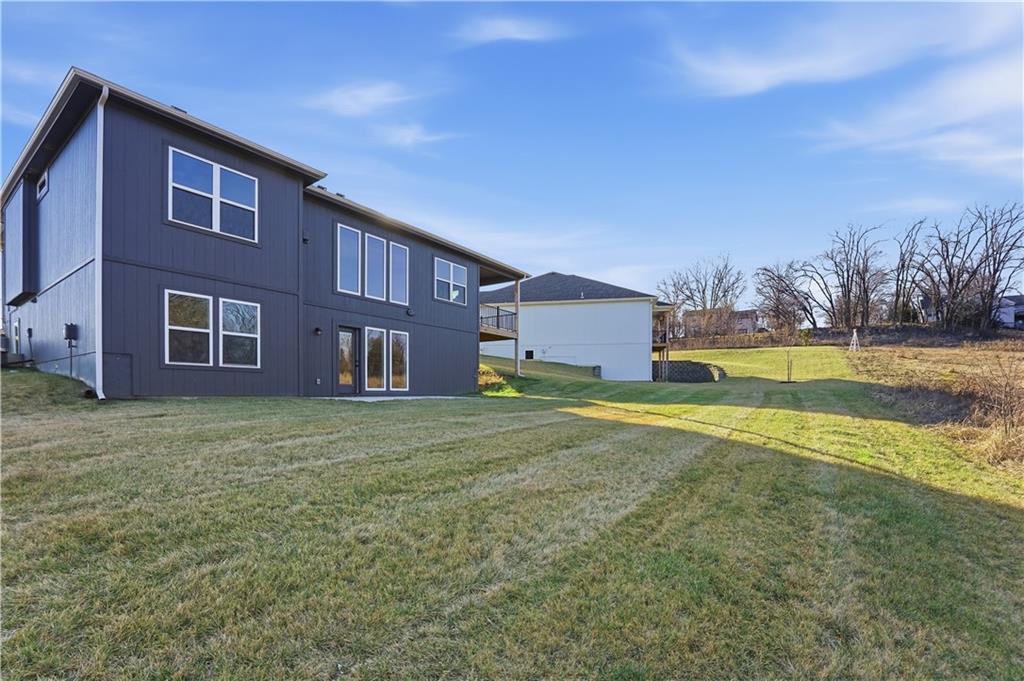 502 E 7th St, Smithville, MO 64089