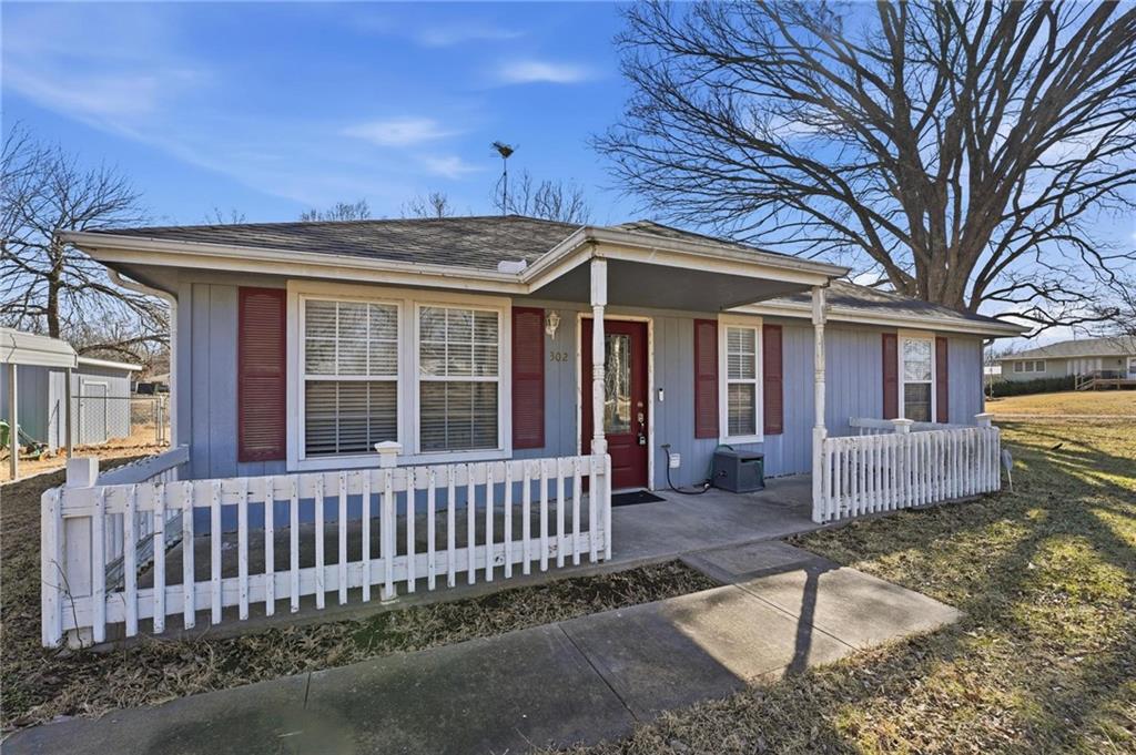 302 E St, Creighton, MO 64739