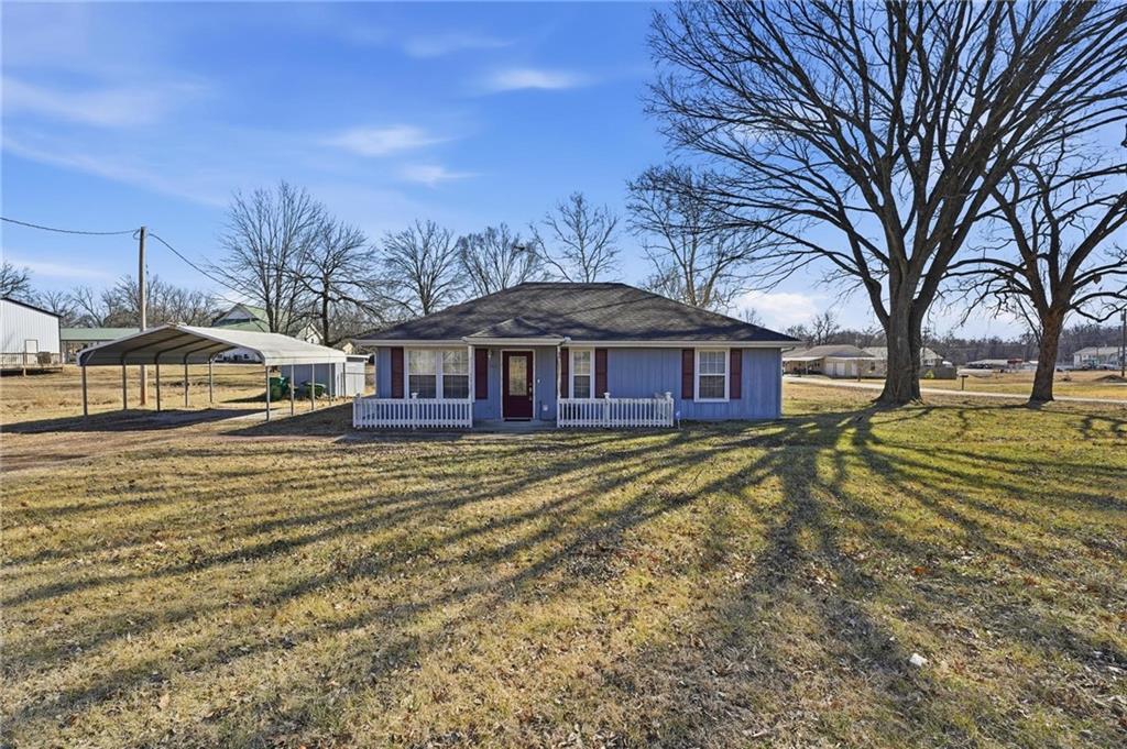 302 E St, Creighton, MO 64739