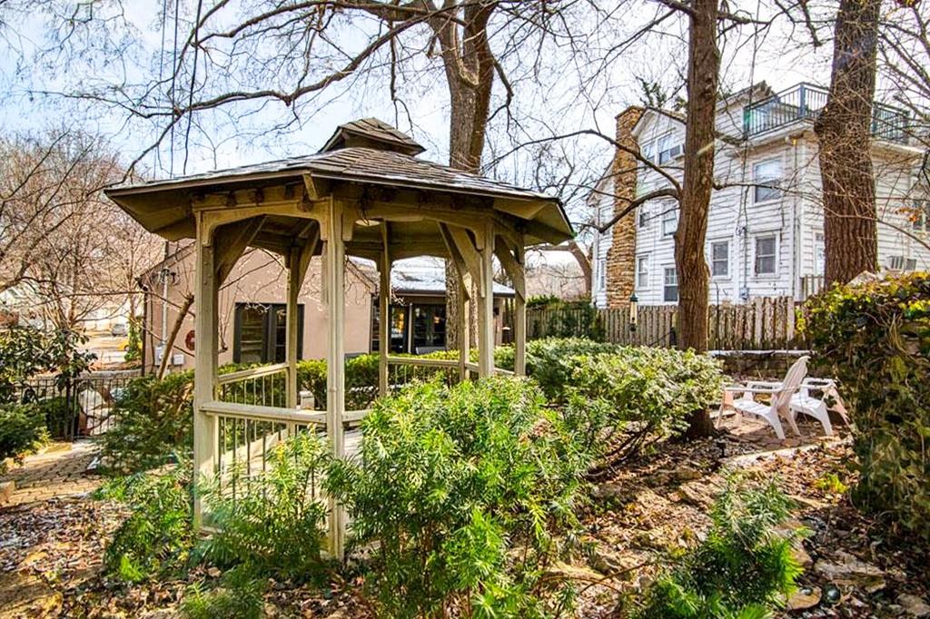 4966 Westwood Rd, Kansas City, MO 64112