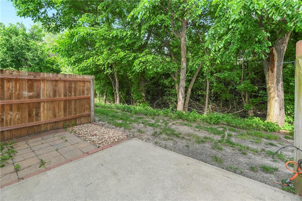 6033 NE Moonstone Dr, Lee's Summit, MO 64064