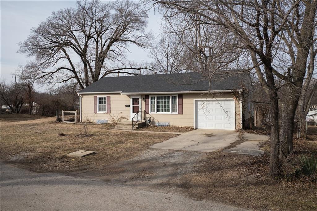 607 Hillcrest Dr, Knob Noster, MO 65336
