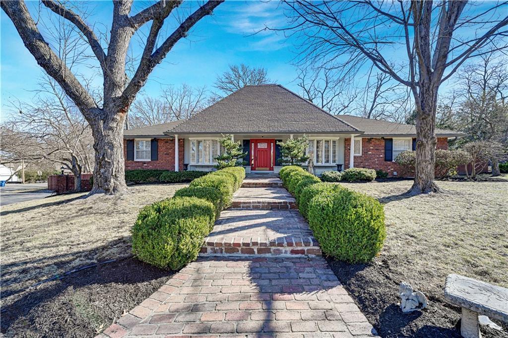 8601 Juniper Ln, Prairie Village, KS 66207
