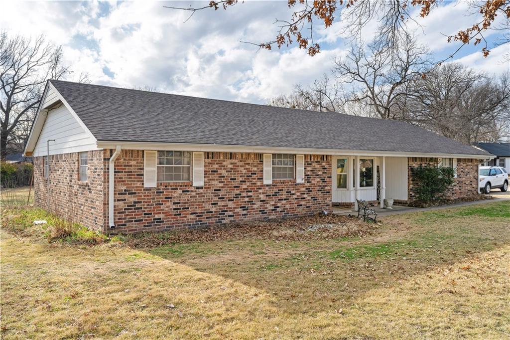 220 E 2nd Ave, Caney, KS 67333