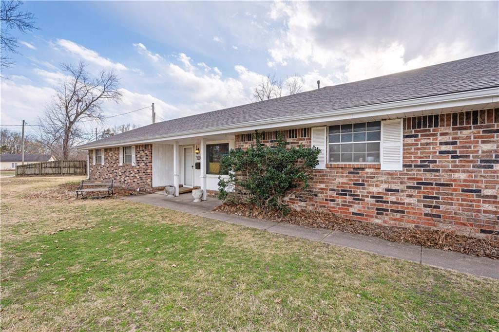 220 E 2nd Ave, Caney, KS 67333