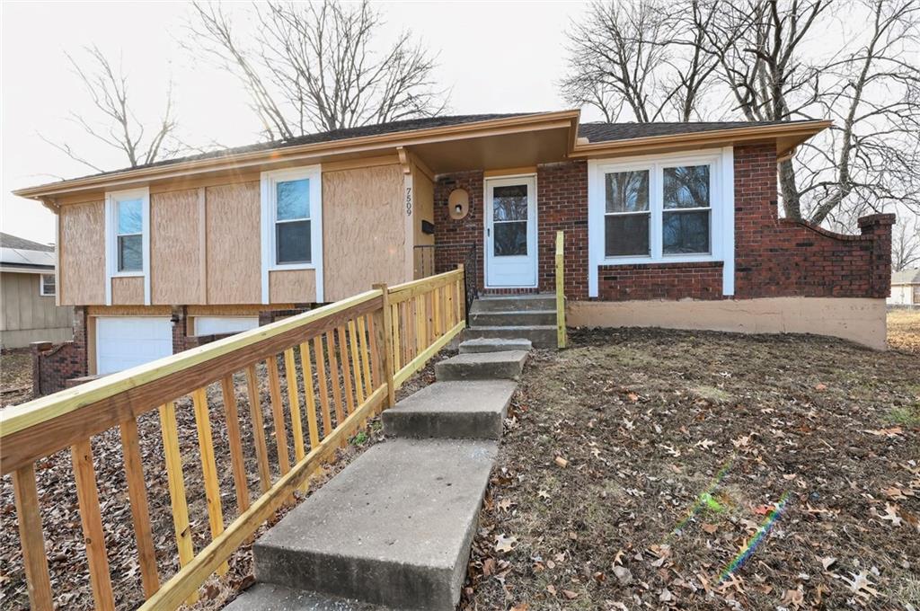 7509 E 127 St, Grandview, MO 64030