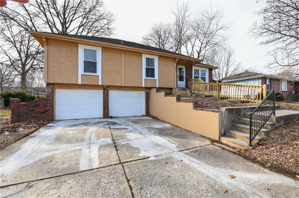 7509 E 127 St, Grandview, MO 64030