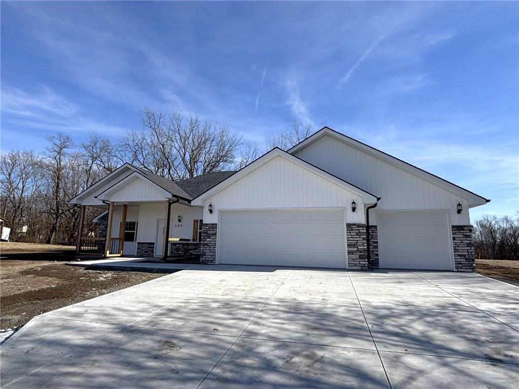 205 N Cedar St, Savannah, MO 64485