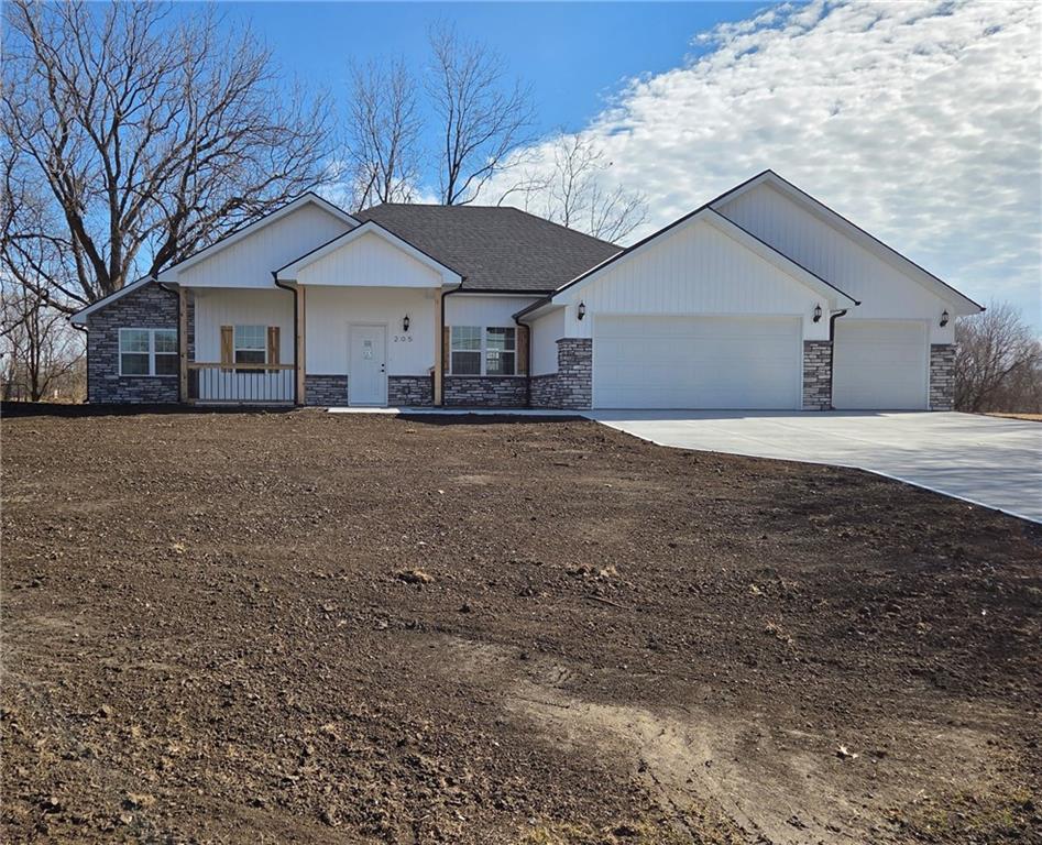 205 N Cedar St, Savannah, MO 64485