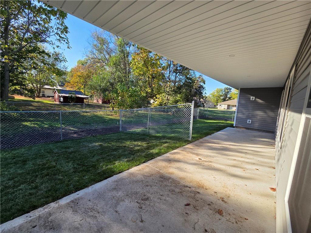 32 E 7th St, Adrian, MO 64720